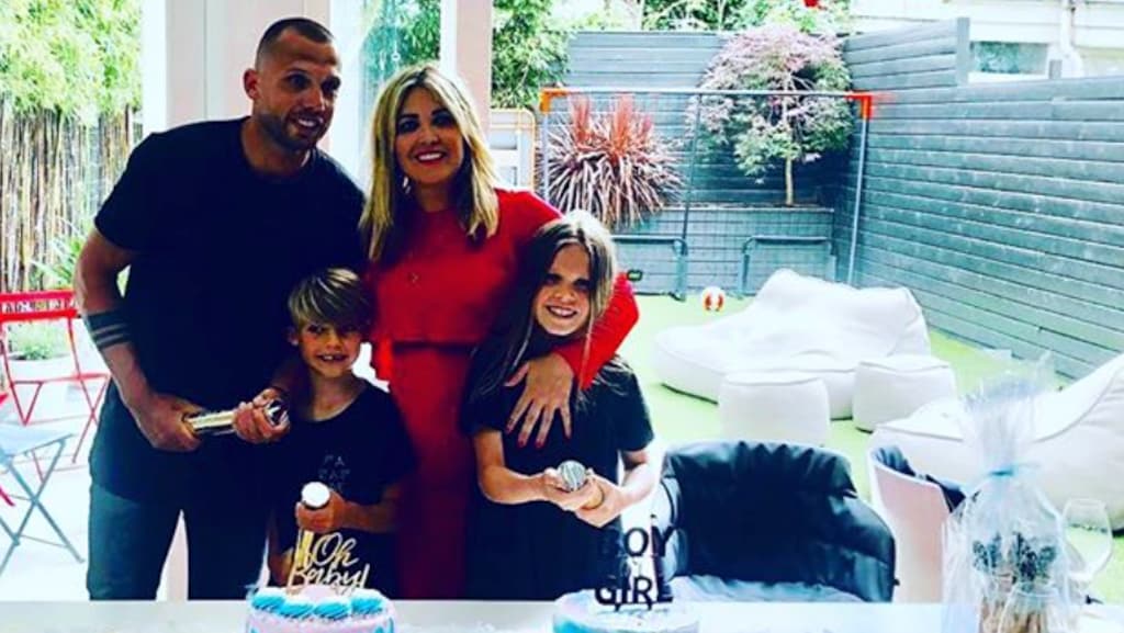 John Heitinga verklapt het geslacht van zijn derde kindje