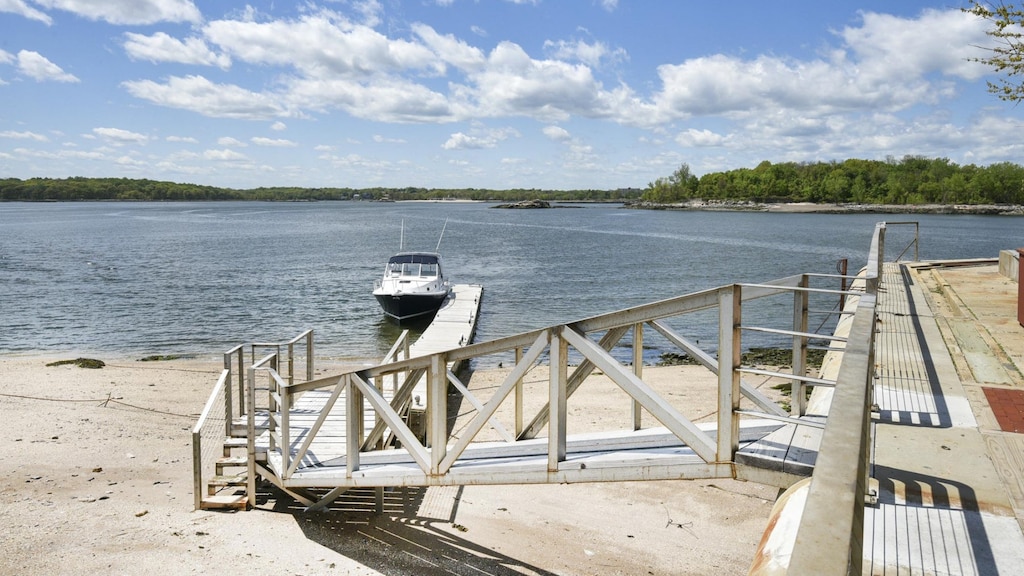 Je kunt het eiland alleen per boot bereiken.