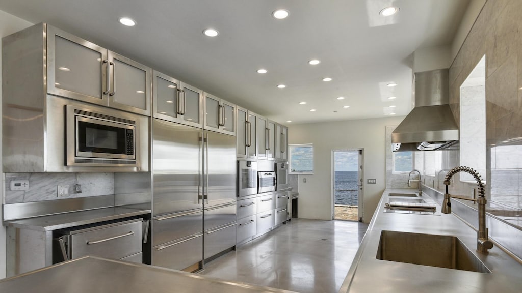 Het huis heeft vier slaapkamers, twee badkamers en een ruime open keuken.