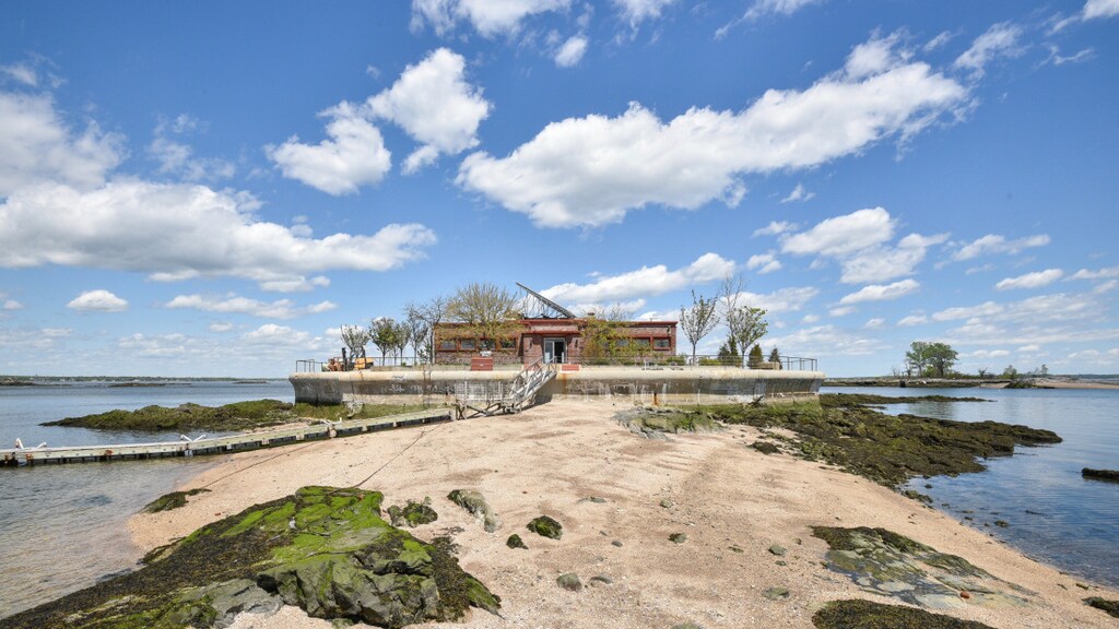 Op het tweede eiland zou je van alles kunnen bouwen, het is nu nog leeg.