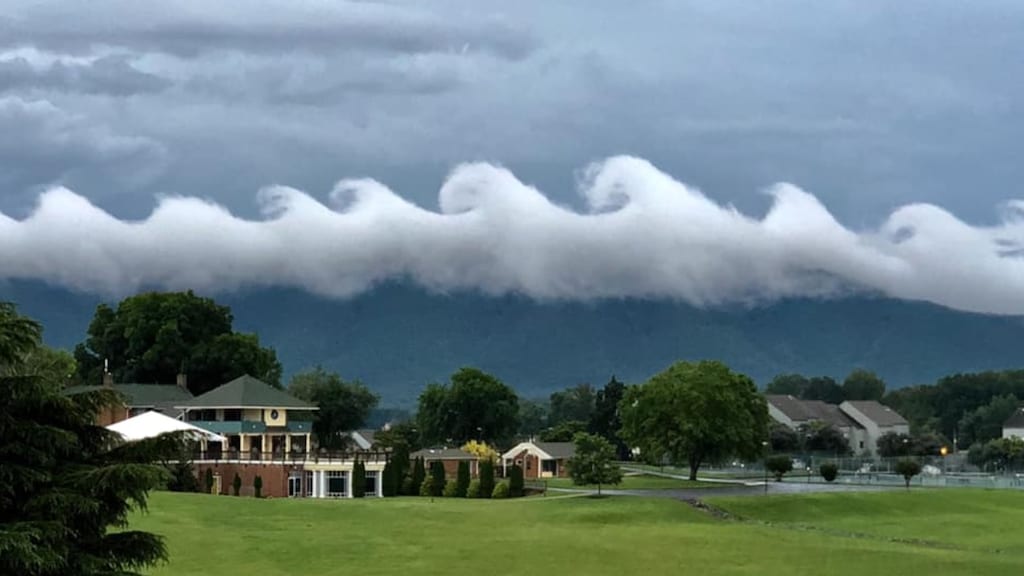 Golvende wolken verschijnen boven Amerikaanse berg