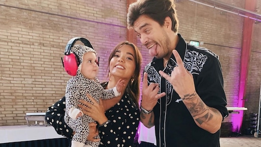 Cute: Bibi neemt baby Teddy mee naar optreden Waylon