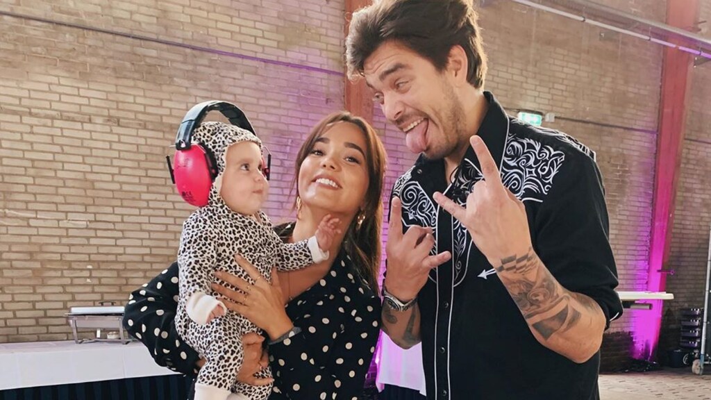 Cute: Bibi neemt baby Teddy mee naar optreden Waylon