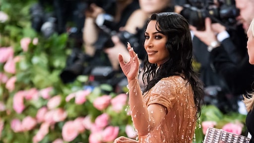 Fans Kim Kardashian in shock door haar 'nieuwe gezicht'