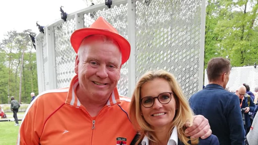 Voor de Wall of Fame met bondscoach Sarina Wiegman.