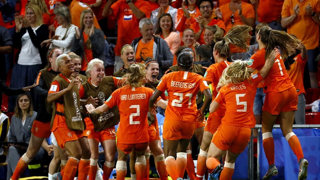 Vraag niet hoe, maar Oranje doet het: naar laatste acht op WK