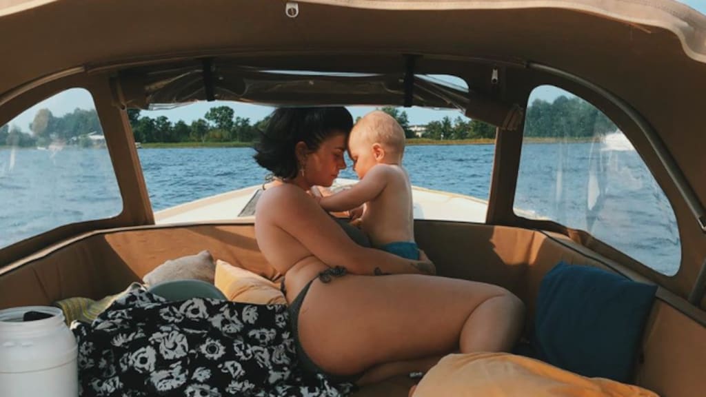 Roxeanne Hazes poseert met zoontje Fender in bikini