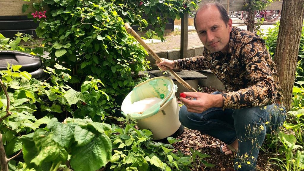 Bram gebruikt zijn eigen poep en plas als mest voor frambozen