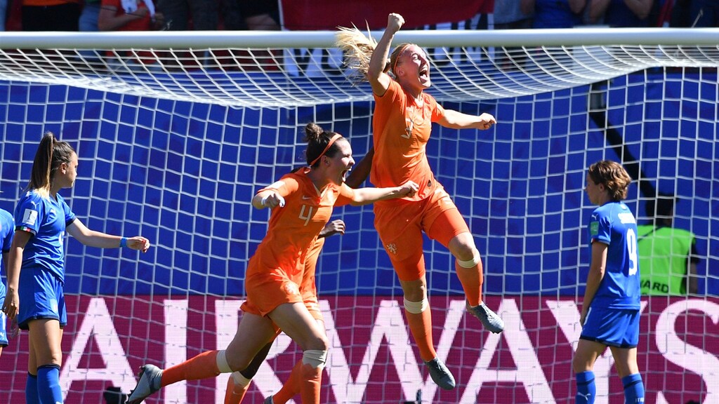 En nu de halve finale! Oranjevrouwen leggen Italië in tweede helft over de knie