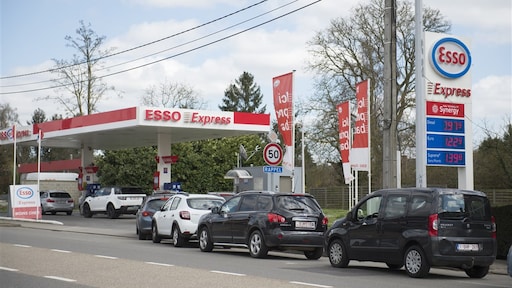 Goedkoop tanken op vakantie? Ga even de snelweg af