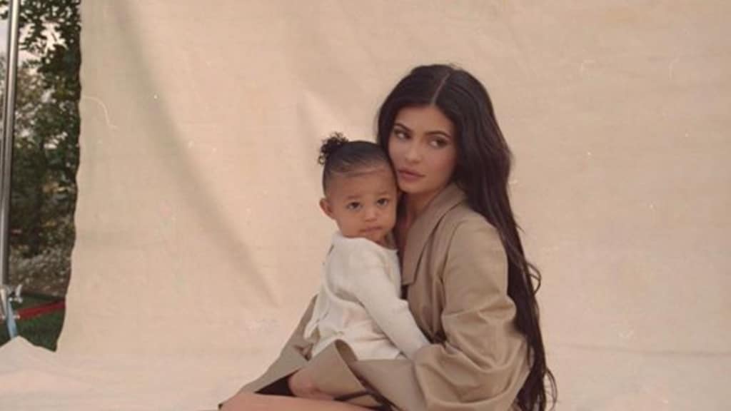 De kleine Stormi shinet op magazinecover