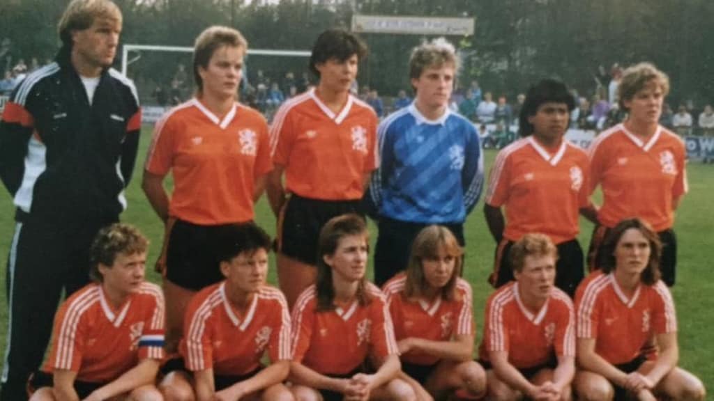 Janny en Ria in Oranje onder bondscoach Bert van Lingen in de jaren '80.