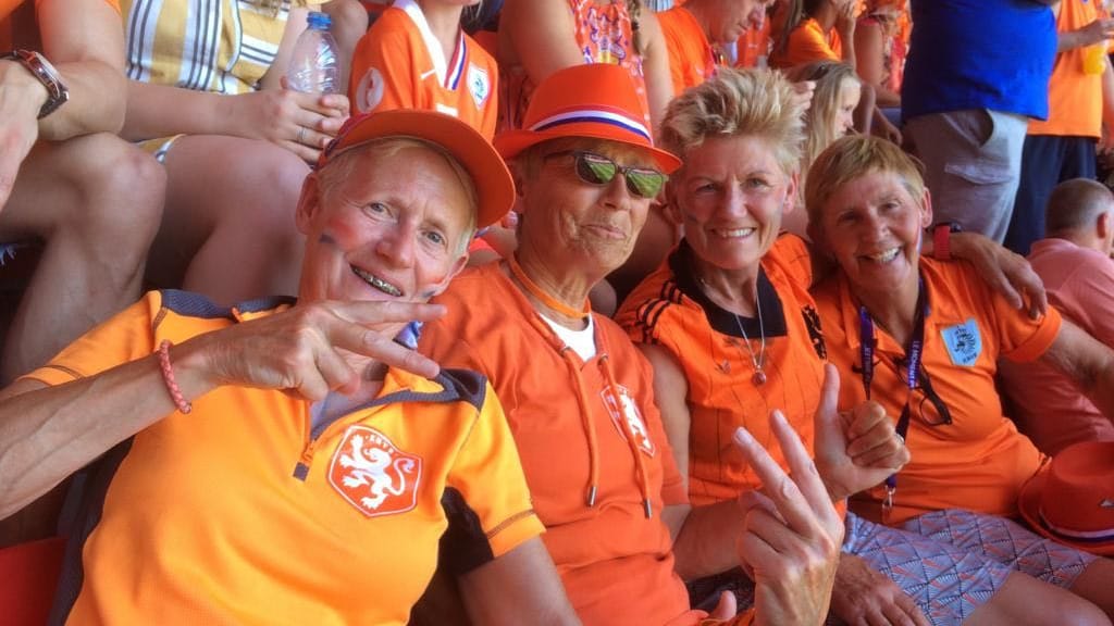 Op de tribune niet minder fanatiek dan vroeger op het veld.