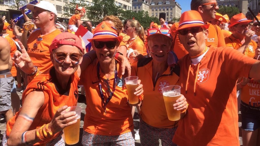 Oud-internationals feestend op het fanplein in Valenciennes.