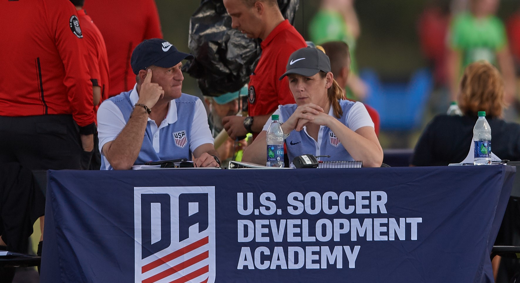 Mirelle van Rijbroek (rechts) aan het werk als Talent Director voor de Amerikaanse voetbalbond. (Foto: Mirelle van Rijbroek)