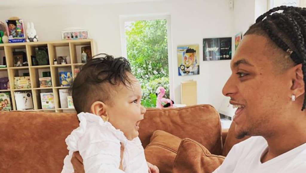 Dochtertje Ronnie Flex zegt eerste woordje: 'Papa'