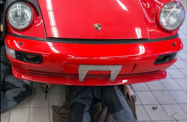 Sjoemelende directeur moet kosten Porsche en zonnepanelen terugbetalen