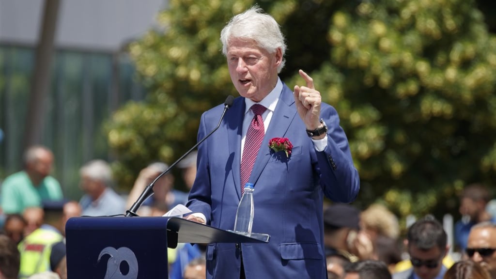 Trump en Clinton nemen afstand van aangeklaagde Epstein