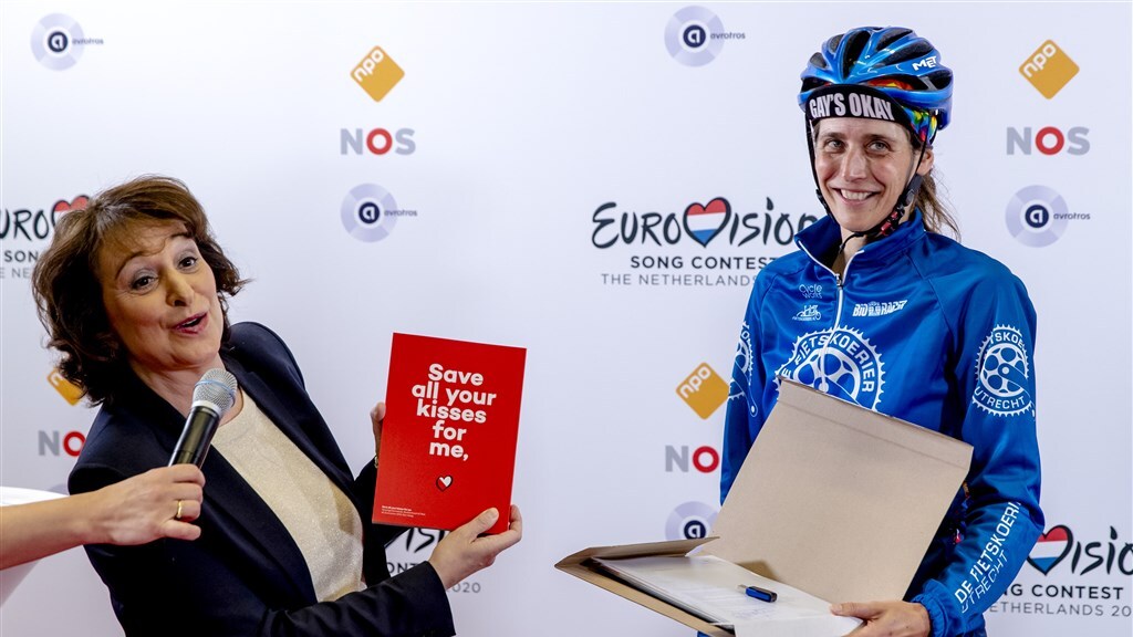 Een fietskoerier heeft het bidbook van Utrecht afgeleverd.