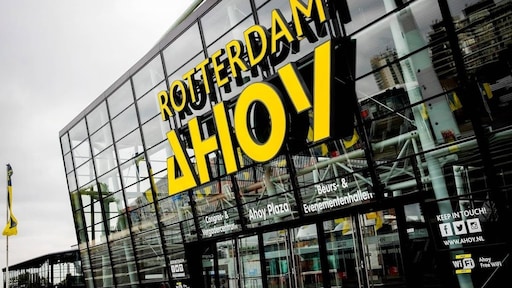 Rotterdam overhandigt bidbook in rolkoffer