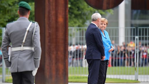 Angela Merkel voor derde keer trillend in het openbaar gezien