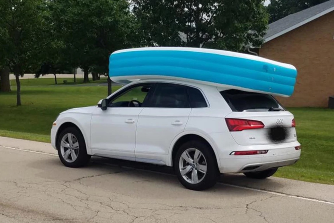 Vrouw rijdt naar huis met dochters in opblaaszwembad op dak
