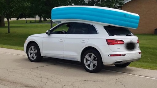 Vrouw rijdt naar huis met dochters in opblaaszwembad op dak