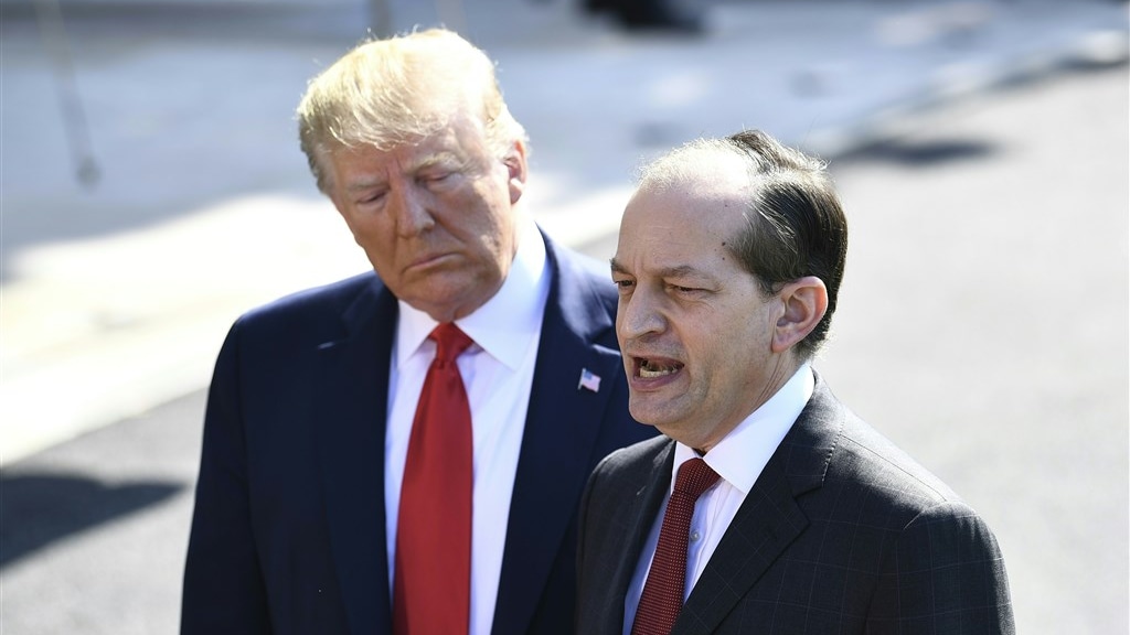 Minister VS stapt op na deal met aangeklaagde miljardair Epstein