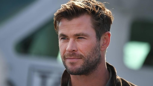 Chris Hemsworth werpt pijl op hoofd Matt Damon