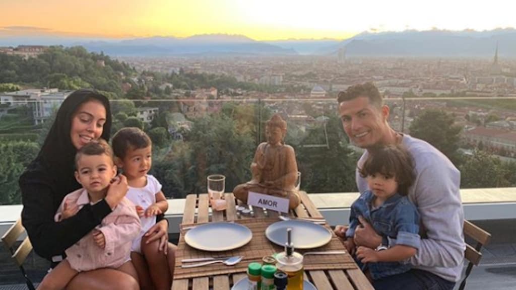 Cristiano Ronaldo geniet van qualitytime met gezin