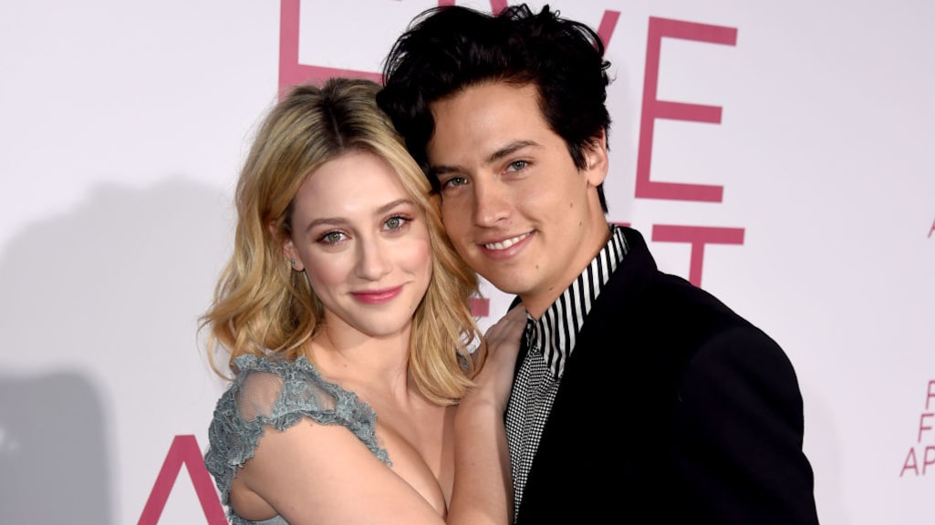 Het is uit tussen Riverdale's Cole Sprouse en Lili Reinhart