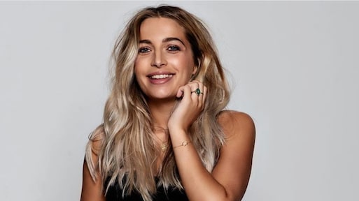 Shelly Sterk schittert in zwangerschapsfotoshoot