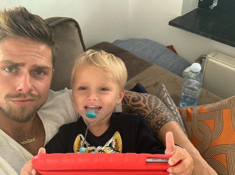 André Hazes Jr. druk aan het oefenen voor voetbalcarrière