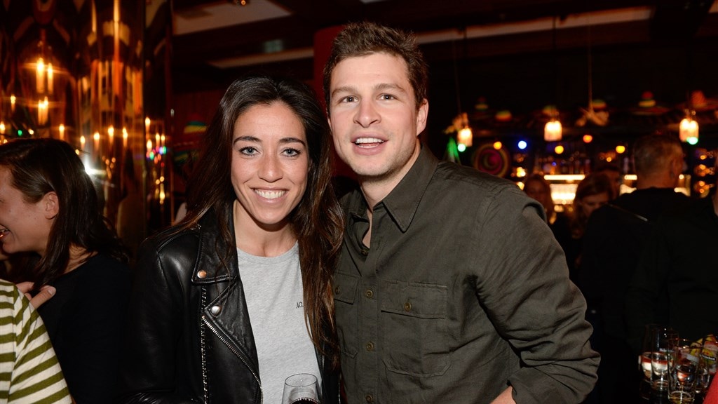 Sven Kramer feliciteert jarige Naomi van As