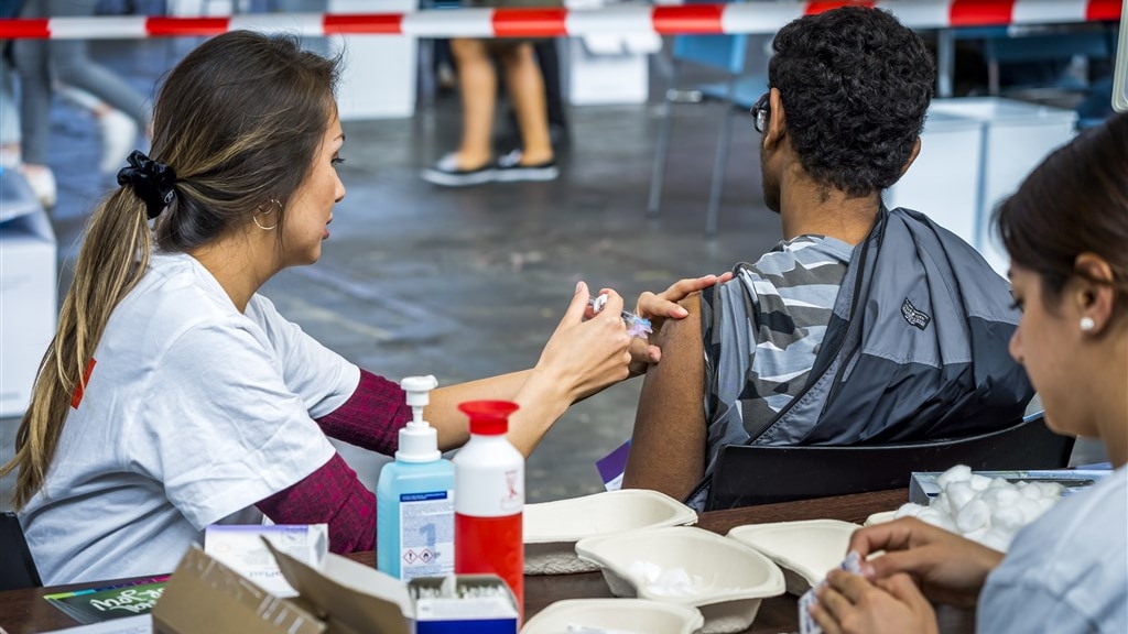 Den Haag komt met aanvalsplan tegen 'zorgwekkende vaccinatiegraad'