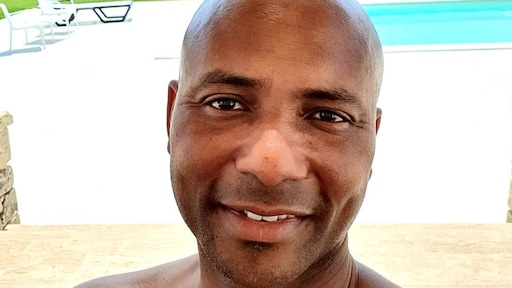 Humberto Tan kruipt door het oog van de naald