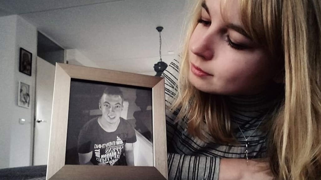 Brenda met een foto van Bart, die slechts 21 jaar werd.