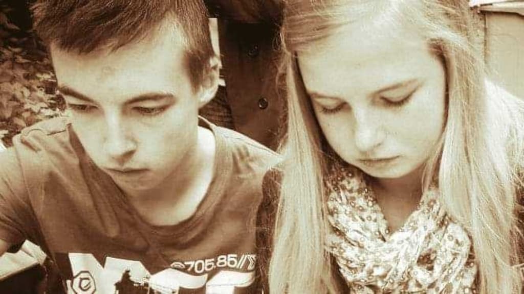 Brenda met haar broertje Bart toen ze nog jonger waren.