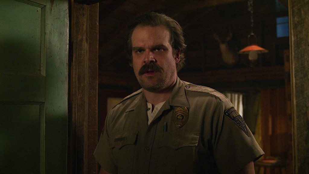 Stranger Things onthult verdrietige achtergrondverhaal Hopper