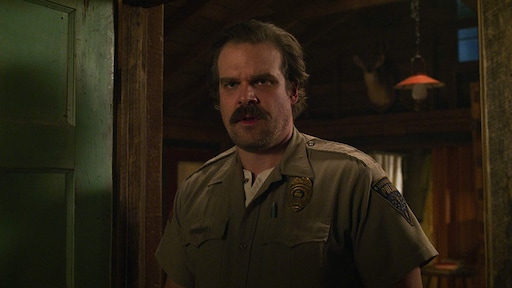 Stranger Things onthult verdrietige achtergrondverhaal Hopper