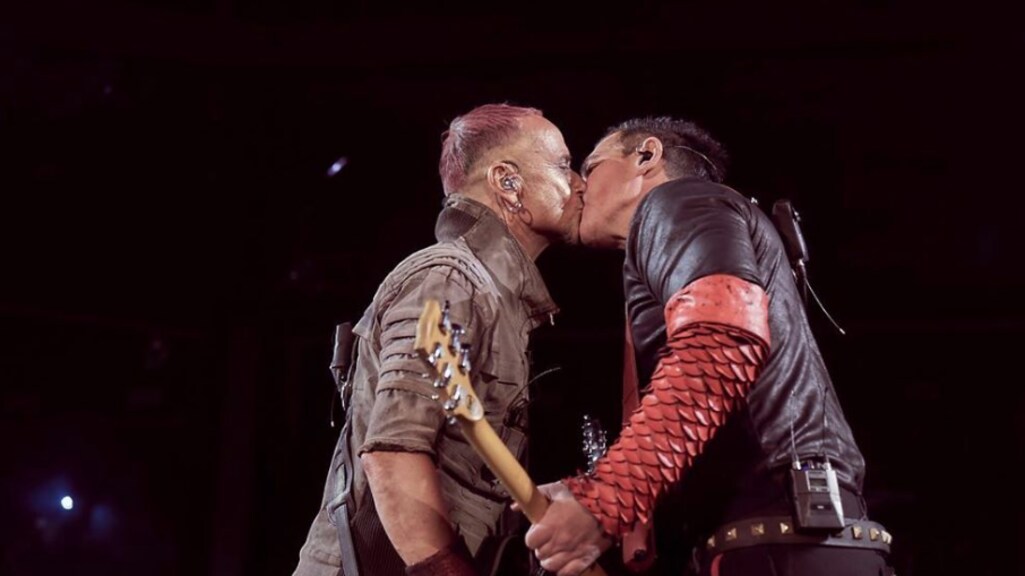 Rammstein maakt statement: zoenend op Russisch podium