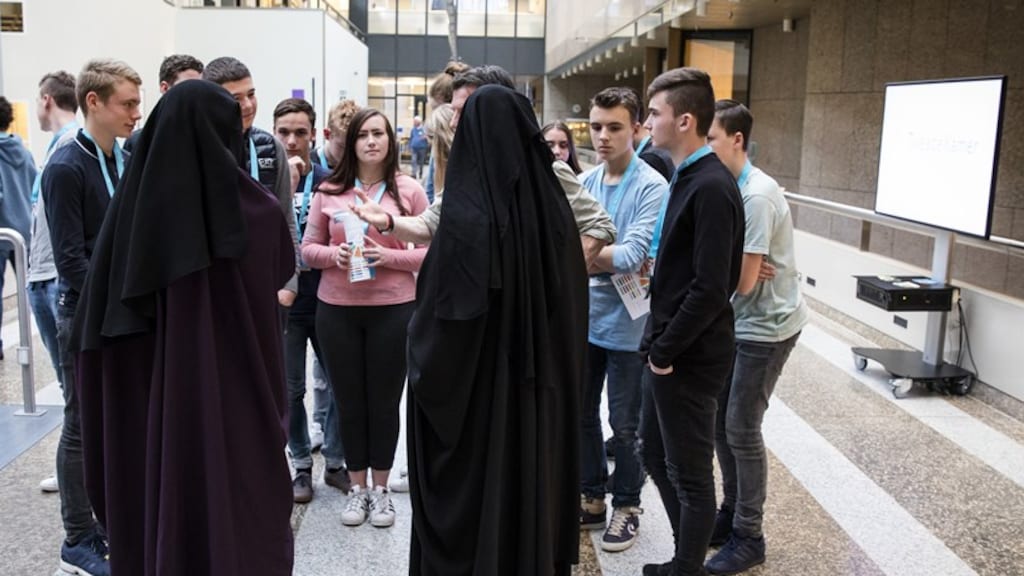 Actie #boerkabuddies groot succes: veel meer helpers dan nikabdraagsters