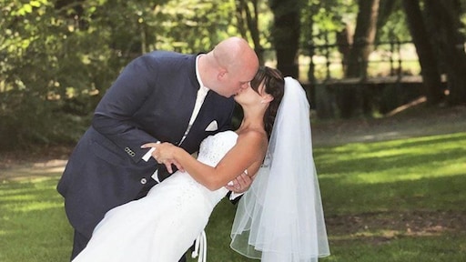 Darter Michael van Gerwen viert vijf jaar liefde