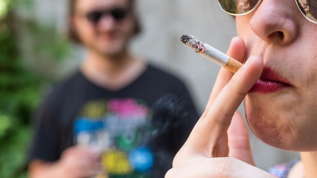 Aantal rokers daalt niet meer, minder mensen stoppen