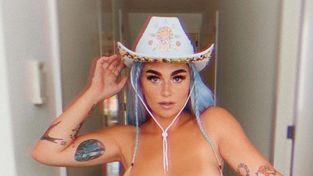 Fans onder de indruk van pikante outfit Roxeanne Hazes