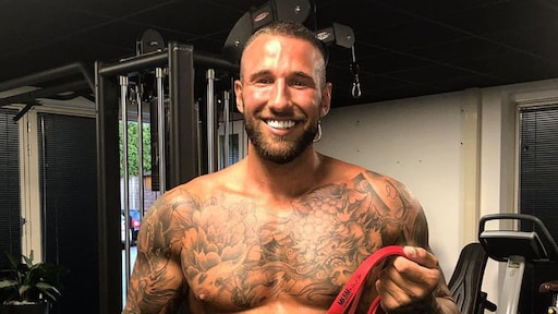 Temptation-Alex Maas laat gigantische rugtattoo zetten