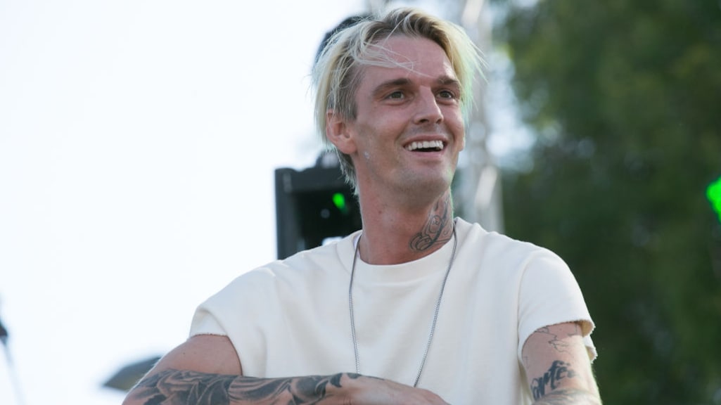 Aaron Carter onder vuur na grap met asielhondje