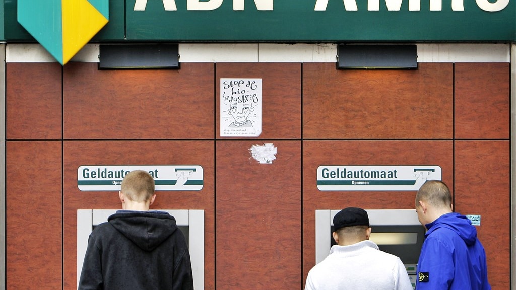 ABN Amro moet alle klanten doorlichten op witwassen: boete niet uitgesloten