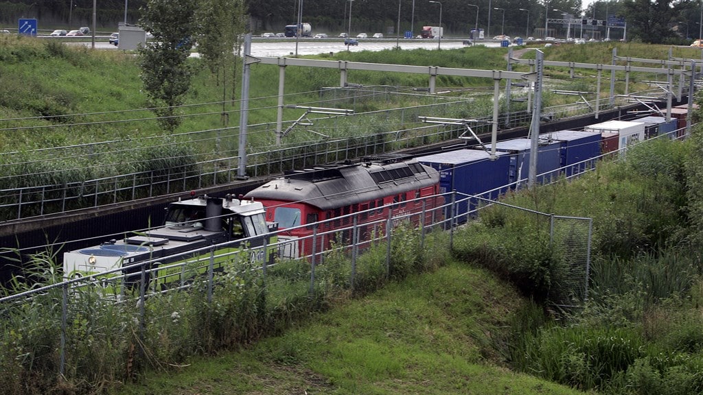 De eerste officiële trein die over de Betuwelijn ging in 2007. Op de achtergrond snelweg A15.