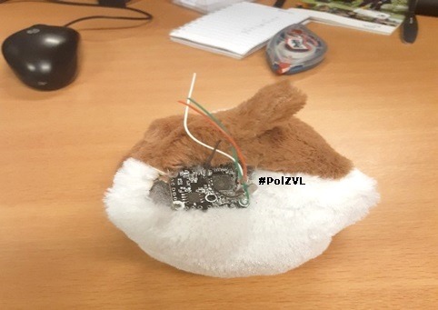 Onbekende man geeft kind knuffelbeer met camera en microfoon